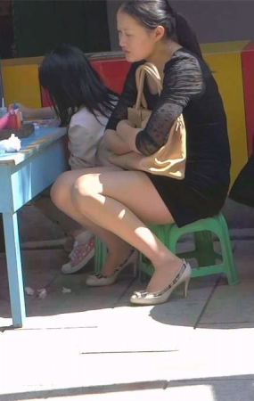辅导孩子作业的美女丝足