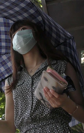这女孩的打扮略显老气