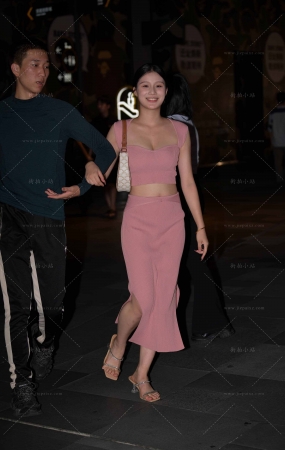 性感的粉色裙美女