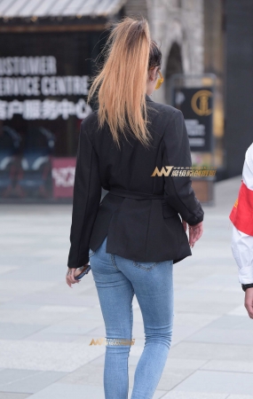 听歌的黑裙美女