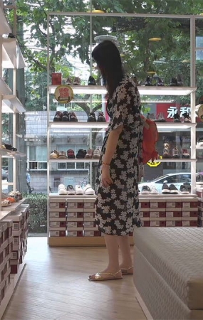 美脚少妇花长裙长腿