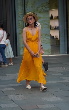 黄色长裙妹子