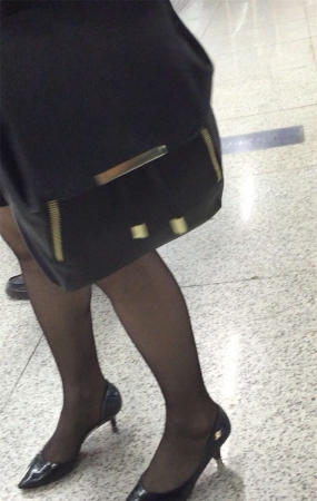 街拍黑丝黑高MM