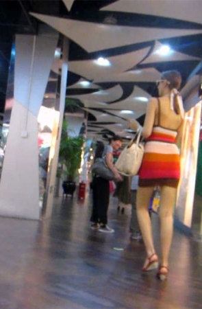 低胸漏背紧身连衣裙外国美女,身材样貌一流