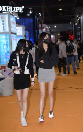 灰色短裙小姐姐美若天仙