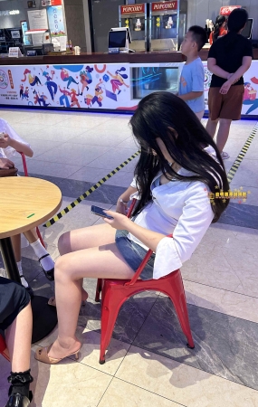 打扮精致的牛仔短裙漂亮妹妹