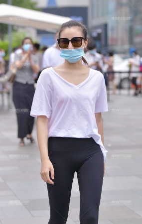 清爽黑白配紧身裤女友