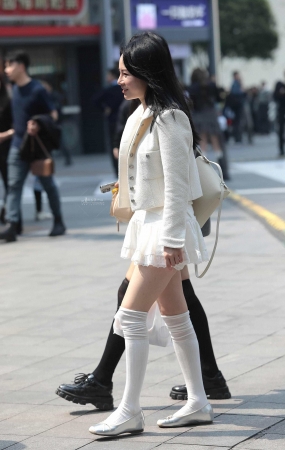 短裙街拍少妇