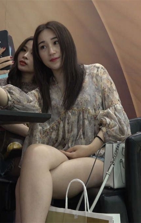 连衣裙凉高美足网红妹纸跟闺蜜自拍