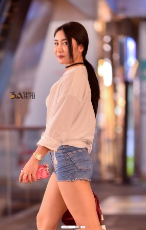 夜晚的美女热裤紧绷显美臀，美腿高跟鞋性感迷人-12P