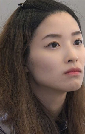 美女在商场试穿平地跟单鞋脚型挺好看