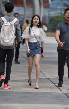 牛仔包屯裙美女