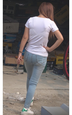紧身牛仔白衣小妹
