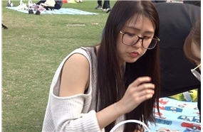 草地上的街拍短裙黑丝妹子 [343 MB/MP4]