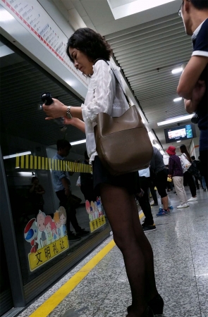 等地铁的短裙丝袜妹纸