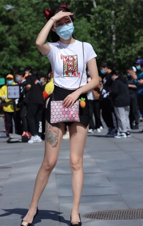 黑色热裤肉丝高跟纹身