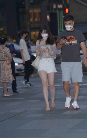 热裤美眉 好白