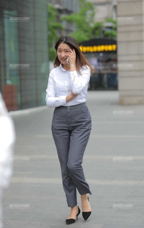 下班途中偶遇公司女白领