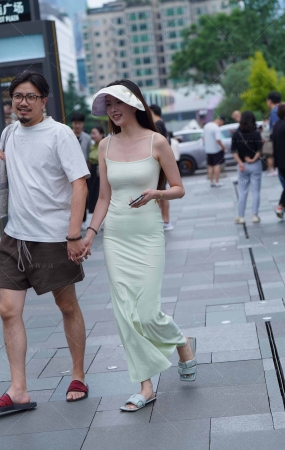 街拍别人家的吊带裙女盆友