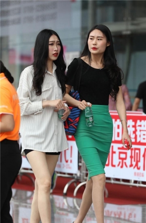 极品绿色中裙肉丝大长腿小姐姐3A085[27P-202M]