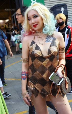 金装露背美女cosplay