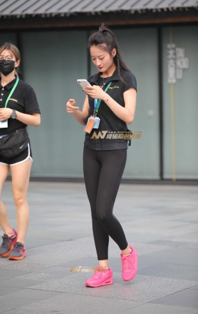 喜爱健身的美腿女孩
