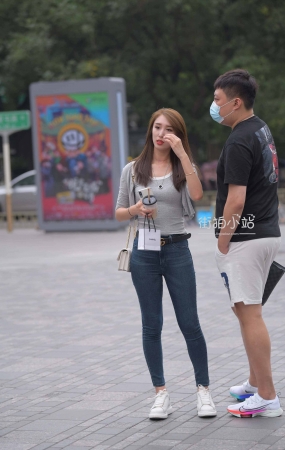 街拍高颜值牛仔小姐姐