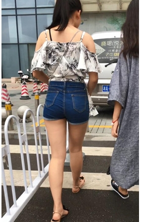 牛仔热裤妹子