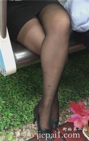 地铁上超诱惑的黑丝高跟OL职业装美女。