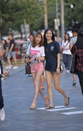 粉色热裤美女