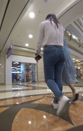 白衬衫紧身蓝色牛仔裤街拍美女跟姐妹逛商场