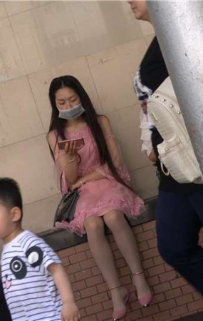 4k-粉裙高跟丝袜街拍美女