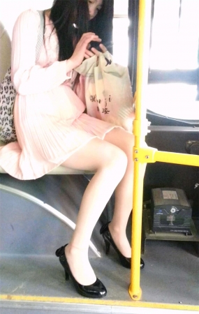 公汽上的美女