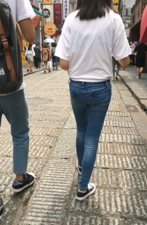 紧身牛仔裤妹子