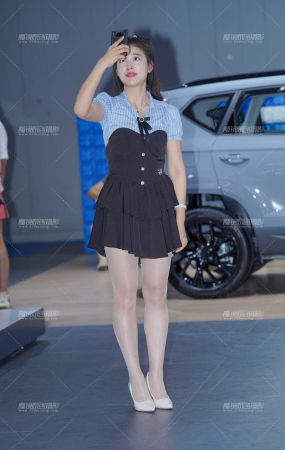美腿车模