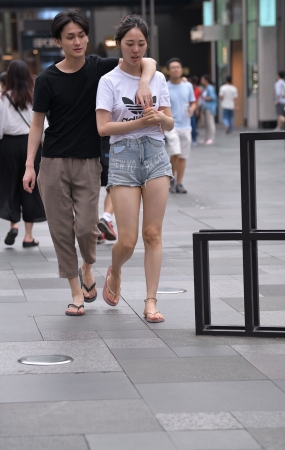 真的好喜欢这种热裤大白腿