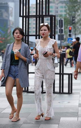 打扮时尚的美眉