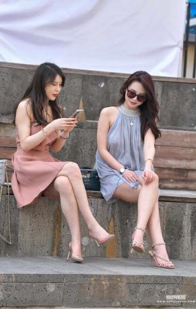 粉裙高跟鞋俩美女 22-04-25-159