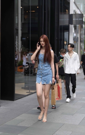 街拍牛仔短裙长发美眉