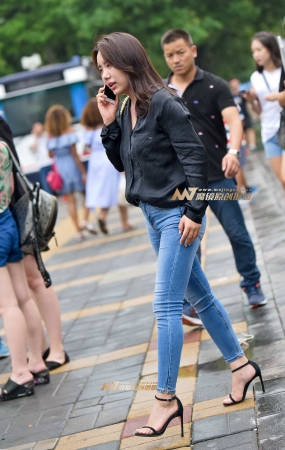 雨后紧身牛仔女