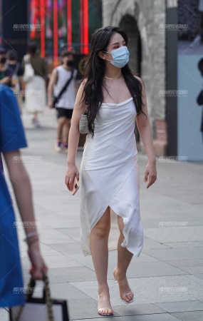 白裙美眉