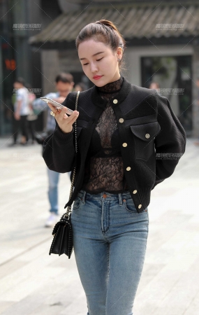 气质酥胸美女