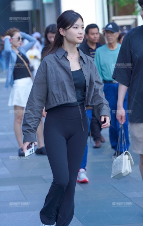 紧身裤美眉