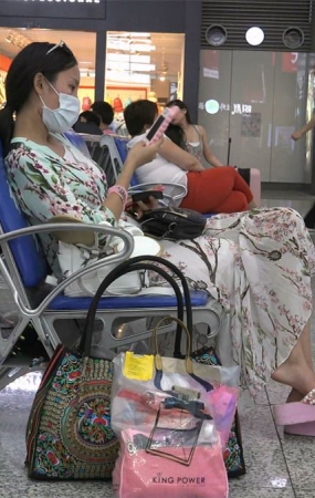 MM虽然戴着口罩，但明显看得出是个美女，一双小脚虽然略偏肉感