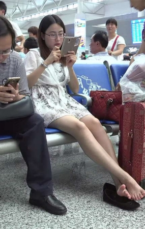 看一双女孩嫩足如何把鞋玩弄于脚掌之间