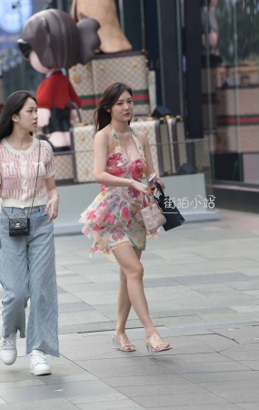 迷人小仙女带着一点娇羞~