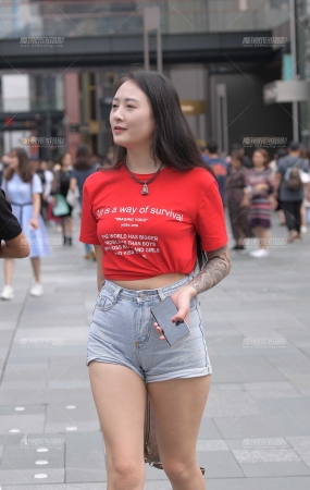 紧致牛仔热裤美女
