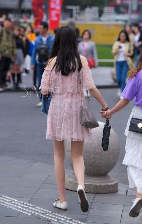 花短裙丝袜四眼妹-13P