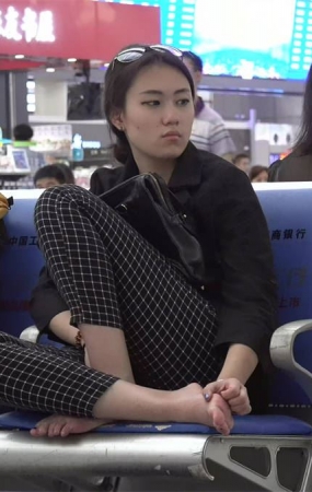 能想像制服诱惑出场的高冷妹子最后抠足底的样子吗？