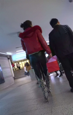 大红色外套紧身皮裤长腿美女